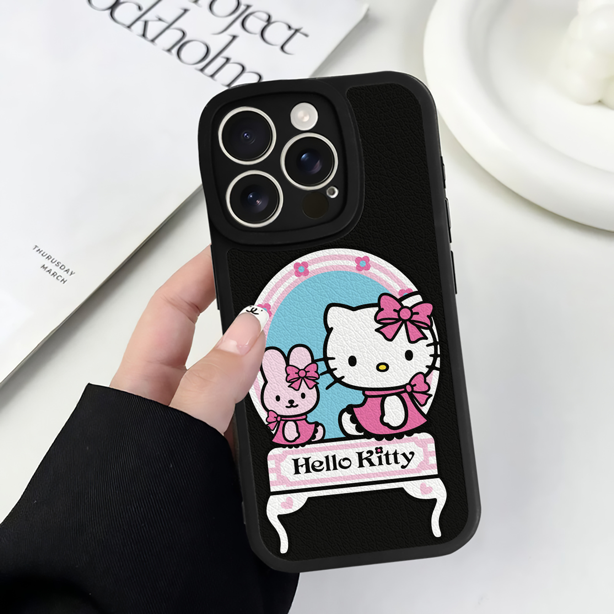 （画像用） Hello Kitty ハローキティ 【iPhone 16シリーズ対応】シリコンスマホケース（レザー調） 材質：シリコン
